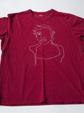 Uniqlo Men's Burgundy Tee with White Line Art